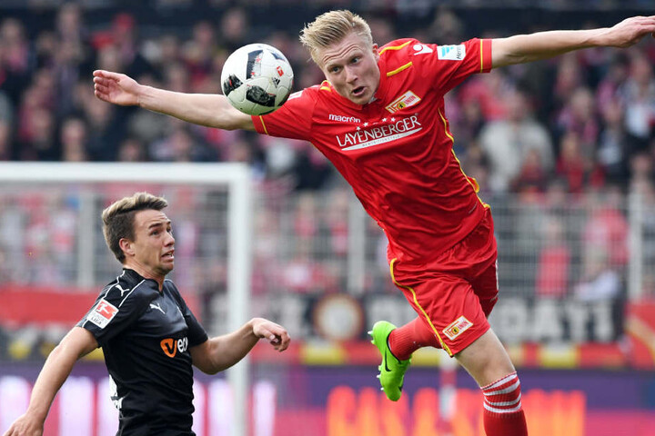 Kristian Pedersen (r) aus Berlin und Thomas Pledl aus Sandhausen kämpfen um den
Ball.