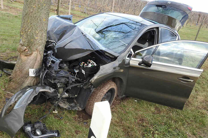Laut Zeugenaussagen war das Auto allmählich von der Straße abgekommen und gegen den Baum gekracht.