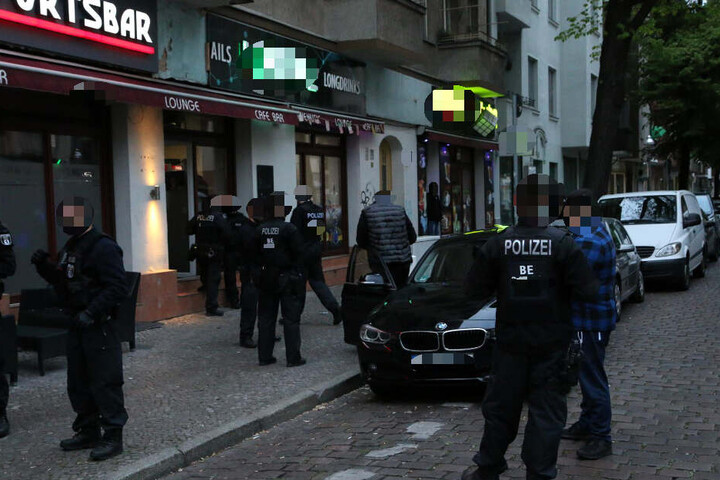 Die Berliner Polizei hat am Freitaggabend wieder mehrere Geschäfte und Lokale in Neukölln durchsucht.