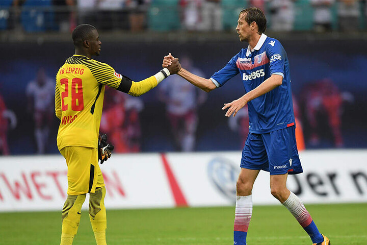 Was für ein Lulatsch! Peter Crouch (rechts) mit RB-Torhüter Yvon Mvogo bei einem Testspiel in der Red-Bull-Arena in Leipzig.