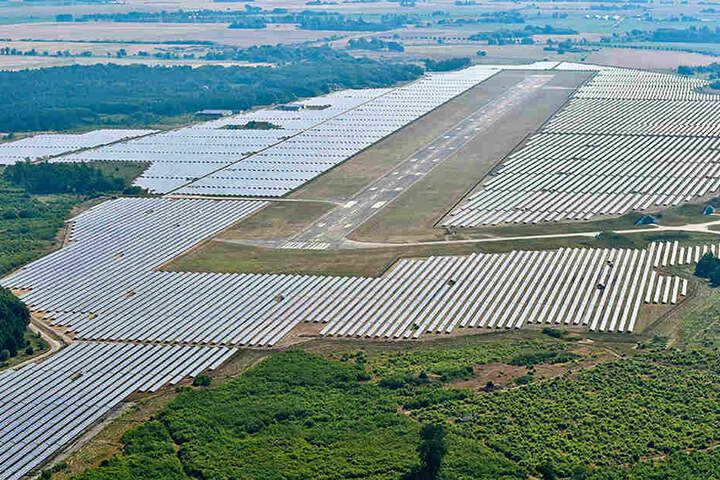 Die Landebahn ist eingebettet in riesige Solarfelder.