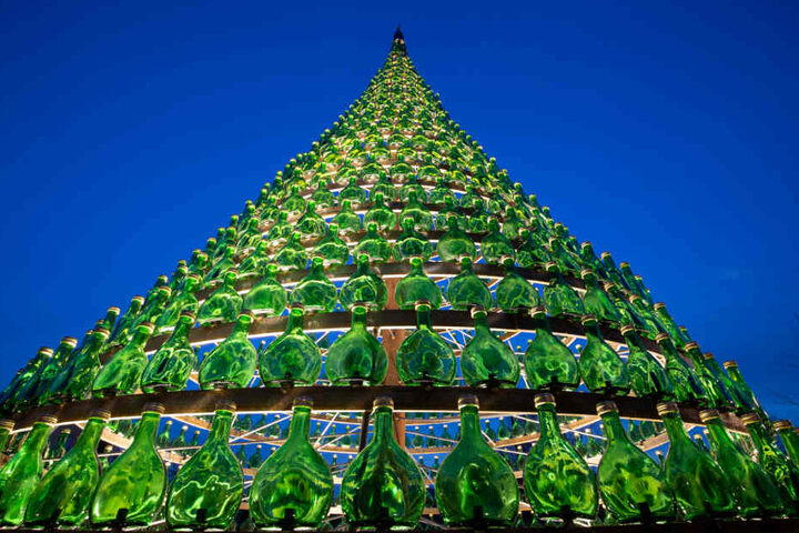 Besonders schön strahlt der gläsernen Baum, wenn die Straßenlaternen ihn anleuchten.
