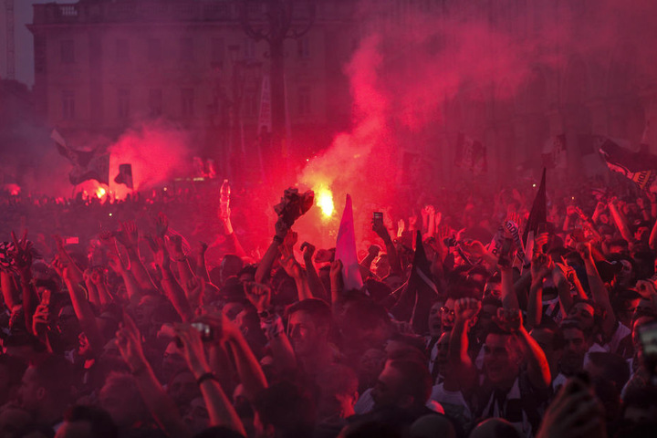 Viele Menschen wollten auf der Piazza San Carlo ihr Team anfeuern, am Ende gingen 1527 Menschen verletzt nach Hause.