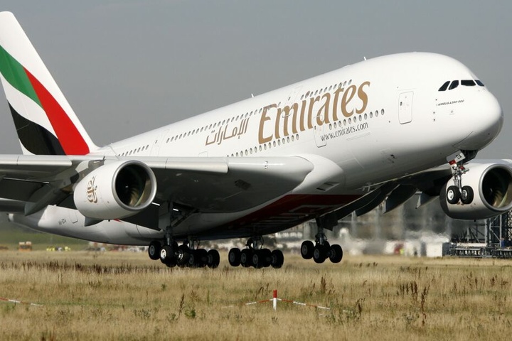 Der Airbus A380, der an die arabische Airline Emirates ausgeliefert wurde, startet vom Werksflughafen in Finkenwerder Richtung Dubai.