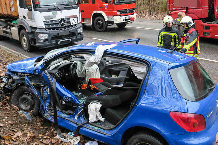 Die Türen des Fahrzeugs mussten weggeschnitten werden, damit das Unfallopfer befreit werden konnte.