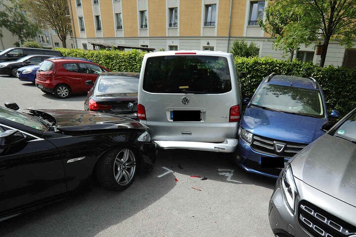 Vier weitere Autos wurden beschädigt.
