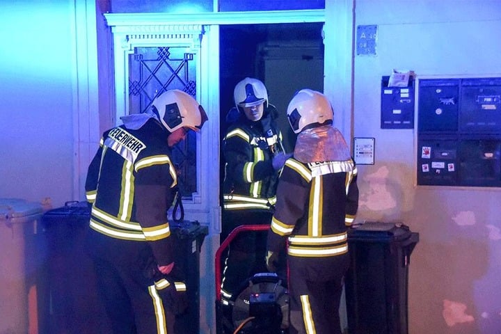 Die Feuerwehr musste nach dem Brandanschlag das Treppenhaus lüften.