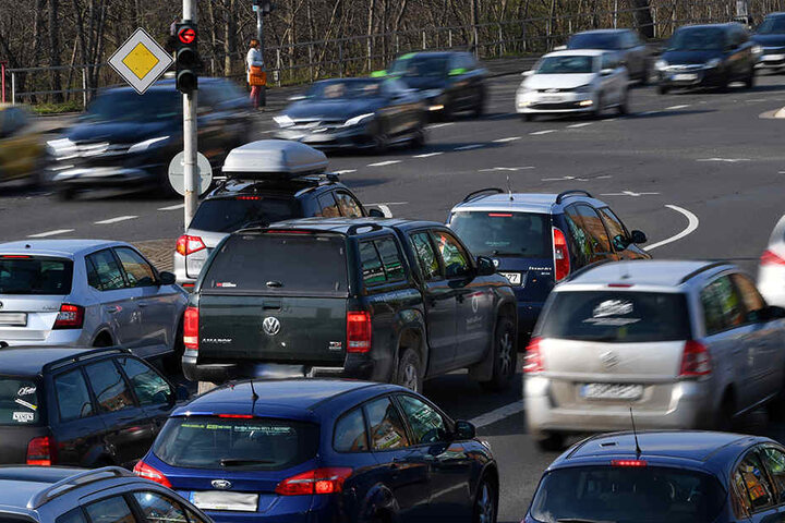 Die Ampeln sind so eingestellt, dass die Autos möglichst wenig halten müssen. Trotzdem gibt es manchmal Stau.
