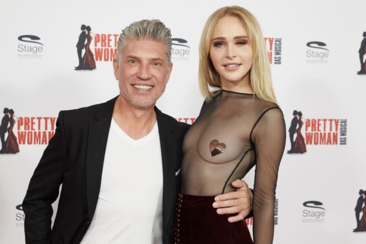 Dokumentarfilmer Thomas Behrend und Theresia Fischer, Model, kommen zur Europa-Premiere des Musicals "Pretty Woman".