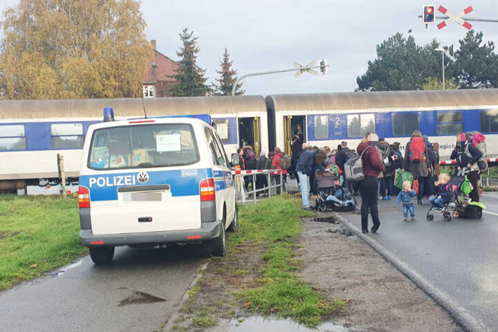 Alle Fahrgäste mussten die Bahn verlassen, die Deutsche Bahn richtet Schienenersatzverkehr ein.