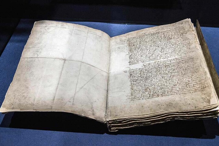 Zwickaus Ersterwähnung als Abschrift in einem Kopialbuch aus dem 15. Jahrhundert. Es ist das wertvollste Artefakt der Sonderausstellung.