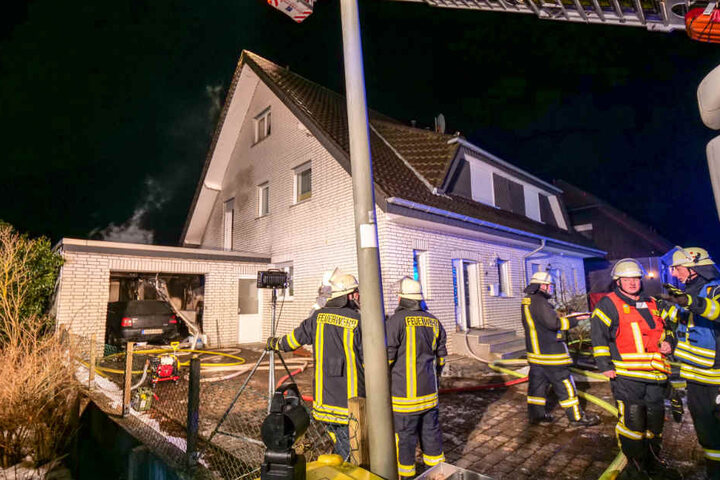 Angrenzende Gebäudeteile wurden leicht beschädigt.