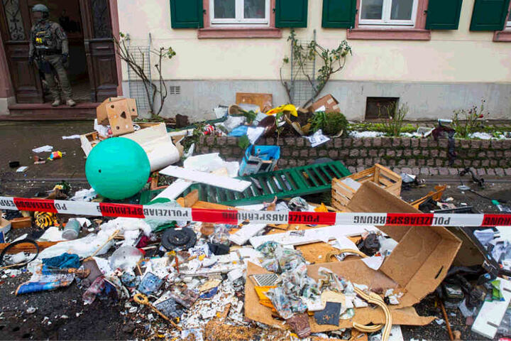 Der Mann hatte zunächst zahlreiche Gegenstände aus seiner Wohnung auf die Straße geschmissen.