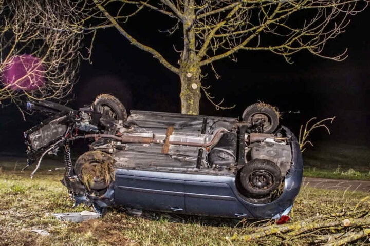 Der Fahrer kam leicht verletzt ins Krankenhaus, der Schaden beträgt rund 15.000 Euro.