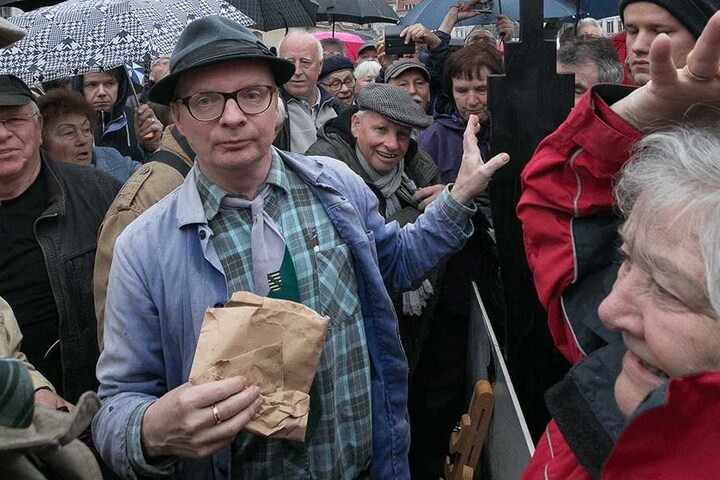 Wo Steimle ist, sind ganz fix seine Fans: Wie hier am Neumarkt, als der Kabarettist "Rischdsche Gunsd" aufstellte.