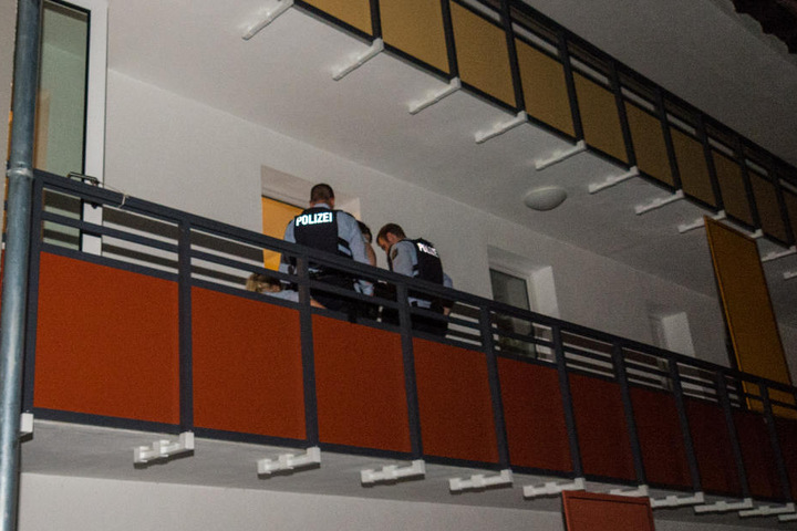 Die Polizisten drangen in die Wohnung ein und versuchten, den Mann zu beruhigen.