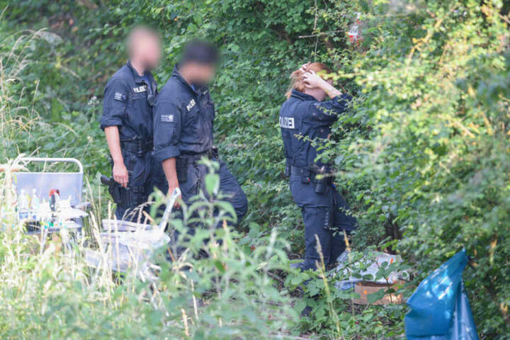 Polizisten untersuchen den Tatort (Archivbild).