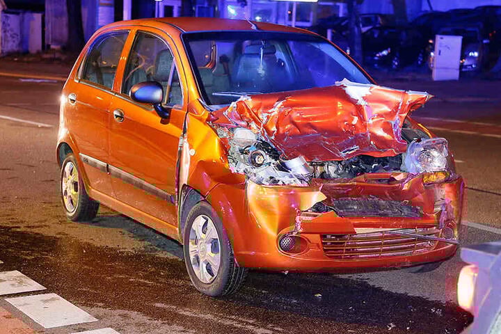 Der Chevrolet wurde bei dem Crash stark beschädigt.