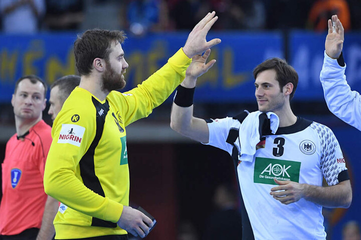 Torhüter Andreas Wolff (l.) klatscht sich nach erfolgreichem Match mit Uwe Gensheimer ab.