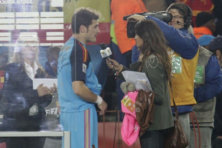 Diese Szene sorgte 2010 für Wirbel: Sara interviewte ihren Freund bei der WM in Südafrika, war bei den Spielen der Spanier stets am Spielfeldrand dabei.