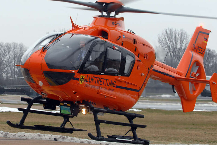 Der Junge wurde per Rettungshubschrauber in ein Krankenhaus gebracht. (Symbolbild)
