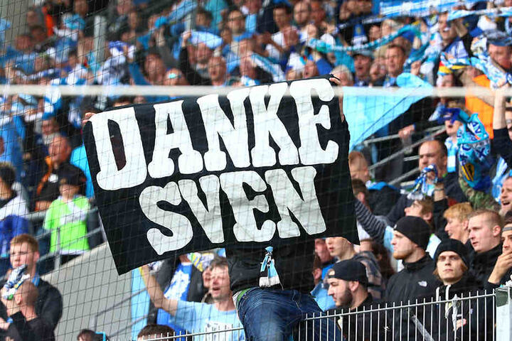 Die CFC-Fans
bedankten
sich beim
Trainer, auch
wenn dessen
Mission nicht
von Erfolg gekrönt
war.