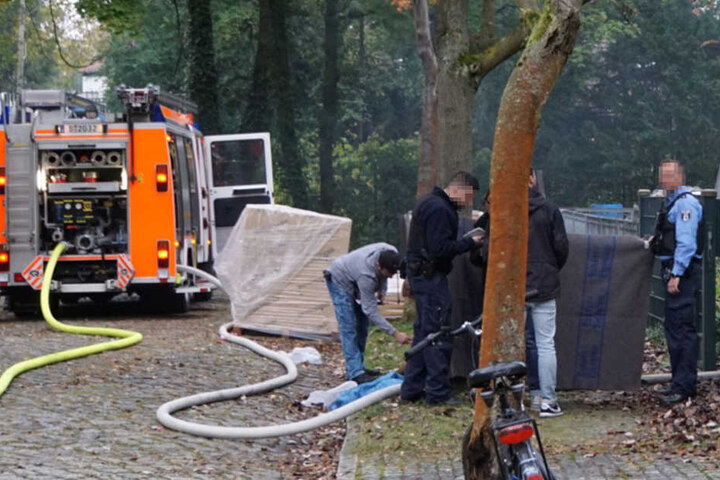 Bei den Löscharbeiten entdeckten die Rettungskräfte eine Person, die sie nur noch leblos bergen konnten.