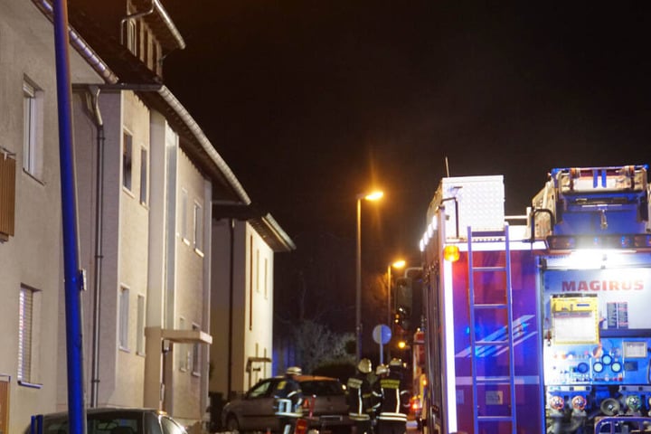 Die Feuerwehr löschte den Brand und barg eine Person mit einer Drehleiter aus der Wohnung.
