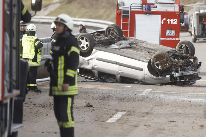 Mit dem Wagen hat sich der Mann überschlagen.
