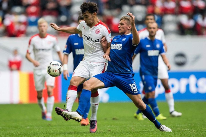 Grischa Prömel im Zweikampf mit Kaan Ayhan von Fortuna Düsseldorf.