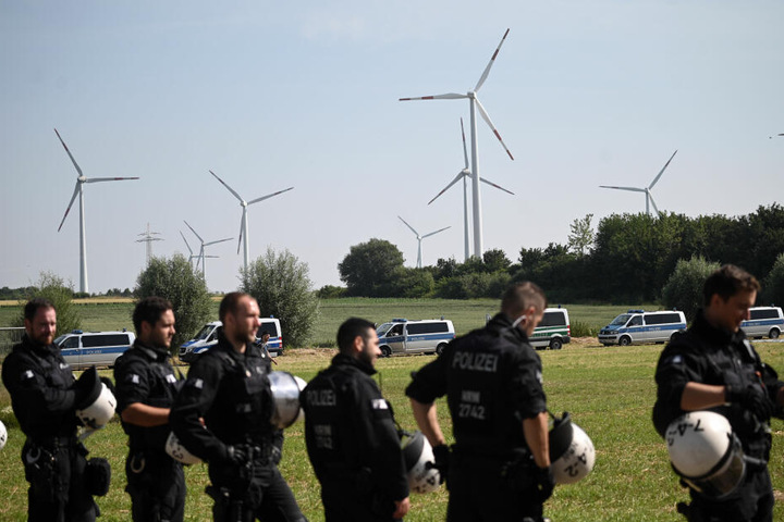 Die Polizei ist mit einem Großaufgebot inklusive Wasserwerfern vor Ort.