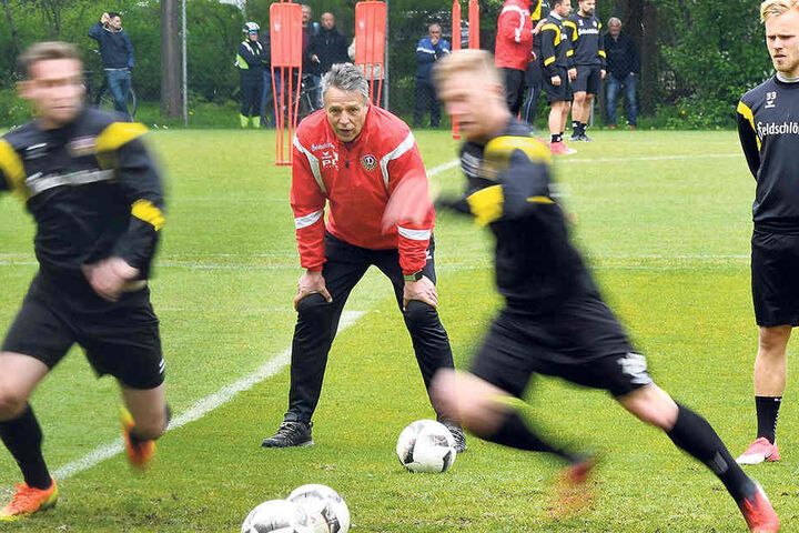 Da musste
sogar Uwe
Neuhaus
zweimal
hingucken:
Im Training
war wieder
deutlich
mehr
Tempo, Zug
und Mentalität
drin.