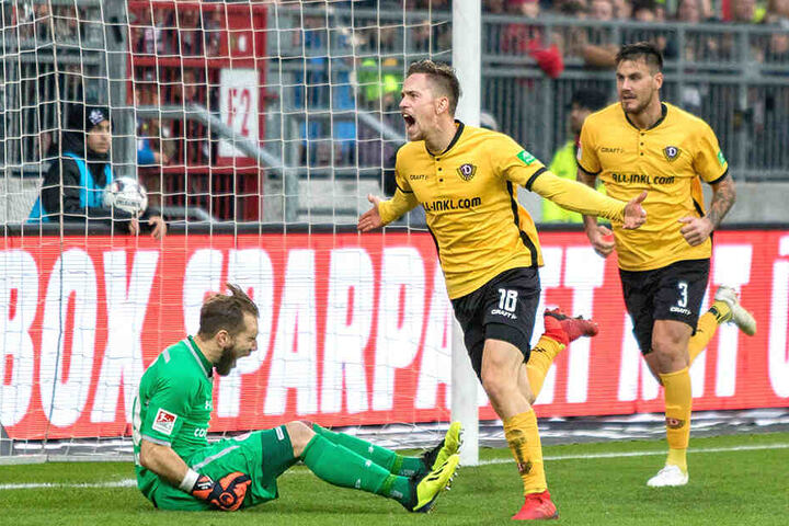 Jannik Müller (M.) jubelt nach seinem Treffer zum 1:1 auf St. Pauli.