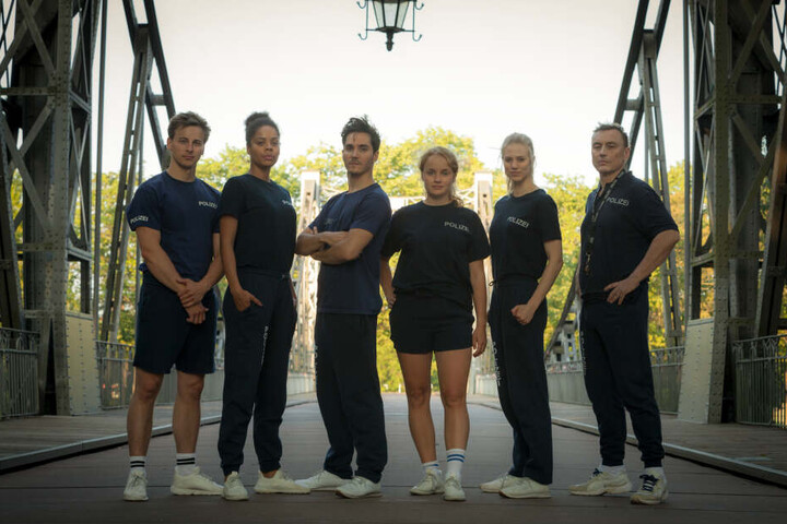 Ausbilder Michael Kelting (Werner Daehn, r.) und seine Schüler (v.l.n.r.) Marc Abel (Timmi Trinks), Ann-Christin "AC" Heffner (Jane Chirwa), Kilian Hirschfeld (Francois Goeske), Inka Kubicki (Luise von Finckh) und Leonie Ruska (Larissa Marolt).