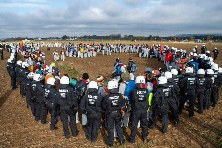 Aktivisten des Aktionsbündnisses «Ende Gelände» sind auf einem Feld am Tagebau Inden von der Polizei eingekesselt.