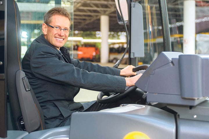 DVB-Vorstand Andreas Hemmersbach (48) am Steuer des neuen überlangen
Busses.