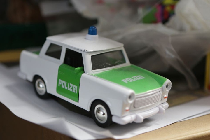 Legendär: Die kleine Pappe als Polizeiauto.