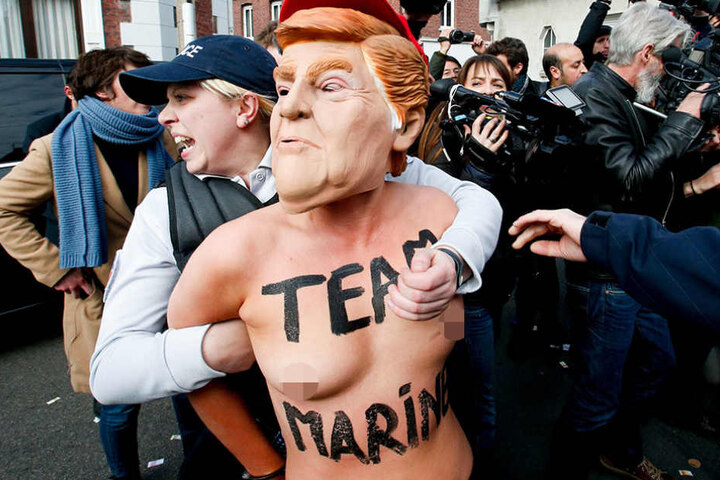 Auf dem Kopf trugen die Aktivistinnen Masken bekannter Politiker, wie hier von Donald Trump.