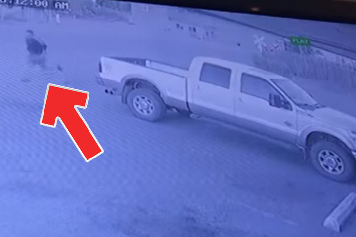 Der beklaute Dieb versuchte noch, seinem gestohlenen Wagen hinterherzurennen.