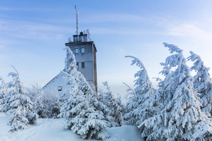 Auf dem Fichtelberg liegt etwa ein halber Meter Schnee.