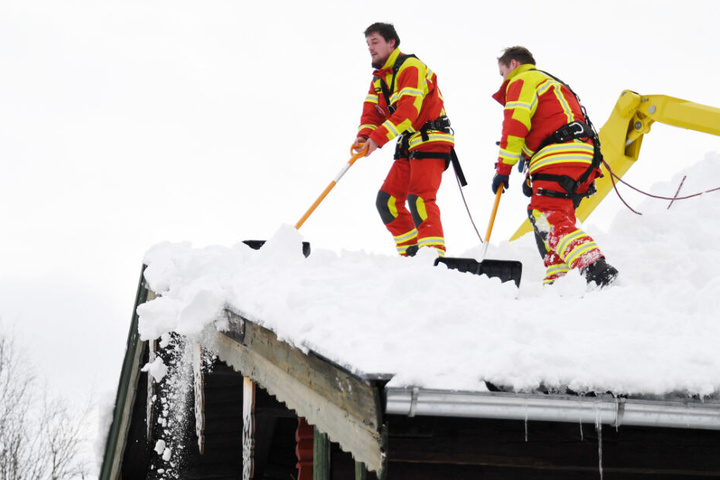 Helfer und Einsatzkräfte kämpfen rund um die Uhr in Bayern gegen die Schneemassen. (Archivbild)