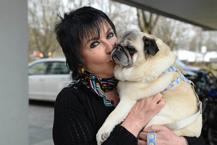 Auch andere Mopsbesitzer kamen aus Solidarität mit den Klägern zur Verhandlung, darunter auch Käfer-Witwe Uschi Ackermann mit Mops Sir Henry.