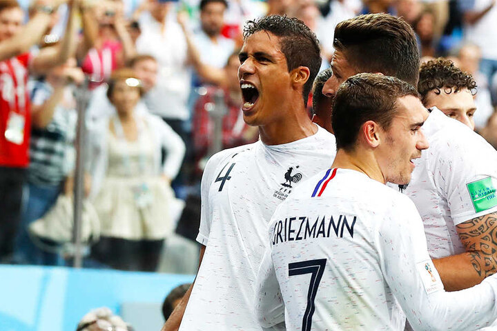 Jubel: Raphael Varane feiert seinen erstklassigen Kopfball, der Frankreich mit 1:0 in Führung brachte.