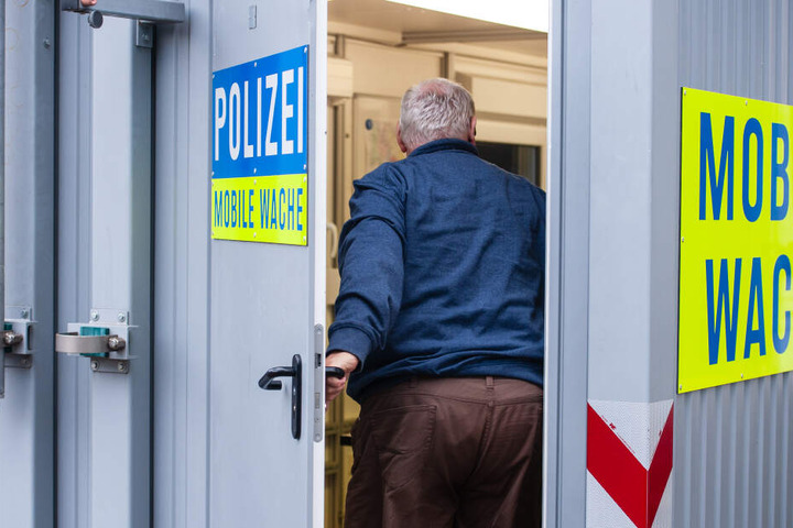 Die Polizei fordert eine Wache mitten auf dem Festivalgelände.