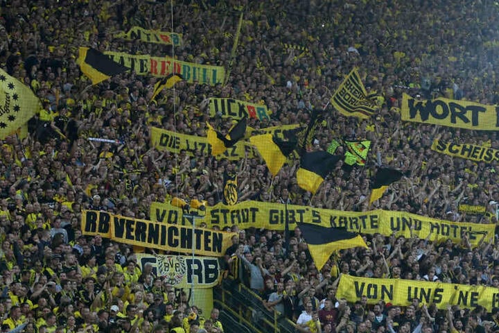 Die Fans brachten eine ganze Reihe von Spruchbändern mit in den Signal-Iduna-Park.