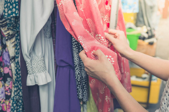 Auf dem Weiberkram Mädelsflohmarkt wird Vintage- und Second-Hand-Mode für Frauen angeboten. (Symbolbild)