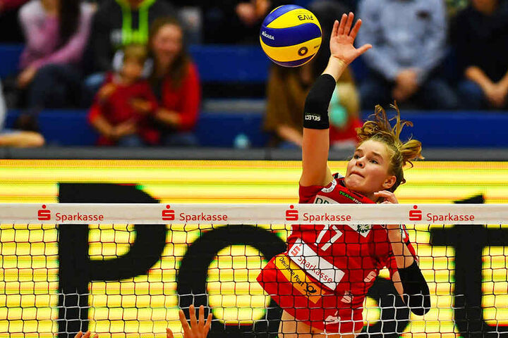 Mittelblockerin Camilla Weitzel, hier bei einem Schmetterball, durfte das erste Mal von Beginn an ran und war happy.