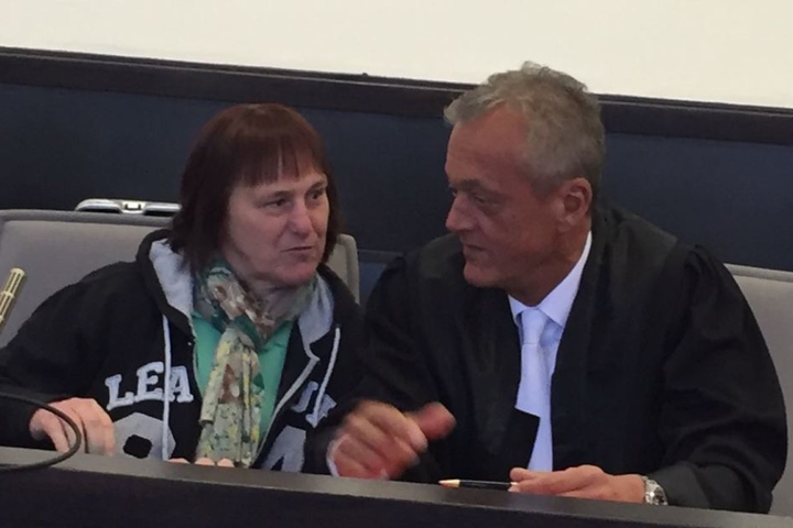 Peter Wüller (rechts) und seine Mandantin Angelika W. reden kurz vorm Prozessbeginn.