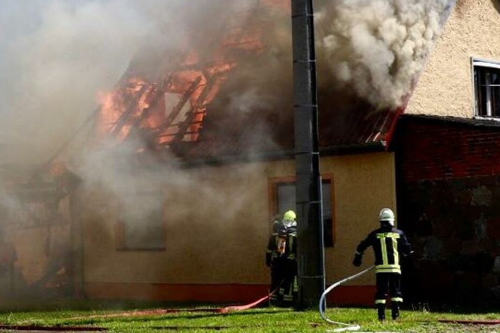 Flammen und Rauch dringen aus dem Dachstuhl des Einfamilienhauses.
