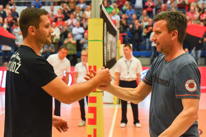 DSC-Chefcoach Alex Waibl (r.) und
sein ehemaliger Assistent Michal Masek (Lodz, l.) begrüßen sich vor dem
Testspiel.